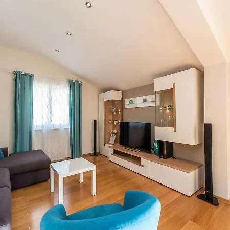 Cozy In Petrcane With Private Terrace Vakantiehuis *