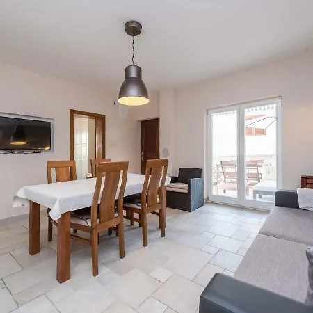Vakantiehuis Cozy In Petrcane With Private Terrace Kožino