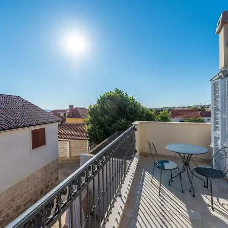 Cozy In Petrcane With Private Terrace Vakantiehuis