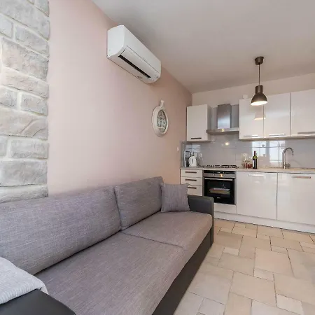 Cozy In Petrcane With Private Terrace Vakantiehuis *