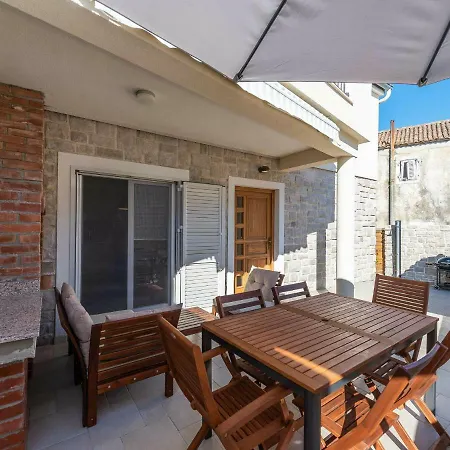 Vakantiehuis Cozy In Petrcane With Private Terrace Kožino