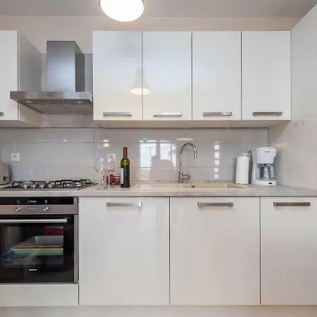 Cozy In Petrcane With Private Terrace Vakantiehuis