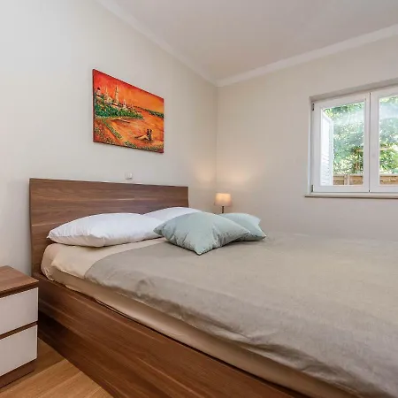 Vakantiehuis Cozy In Petrcane With Private Terrace *