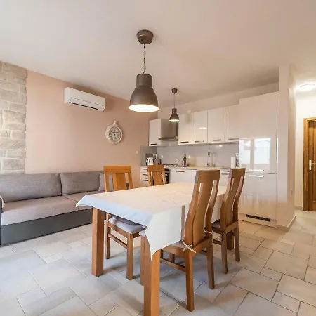 Vakantiehuis Cozy In Petrcane With Private Terrace