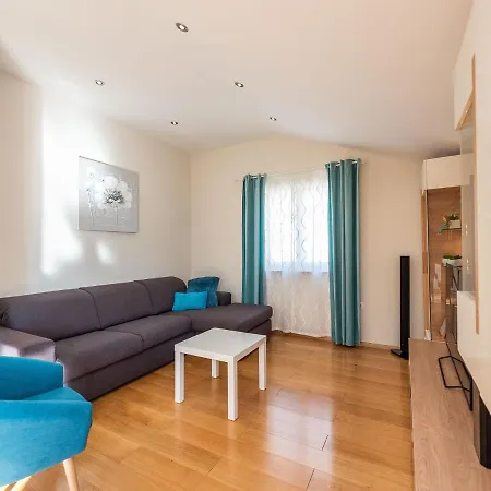 Cozy In Petrcane With Private Terrace Kožino
