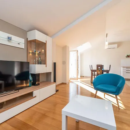 Vakantiehuis Cozy In Petrcane With Private Terrace *