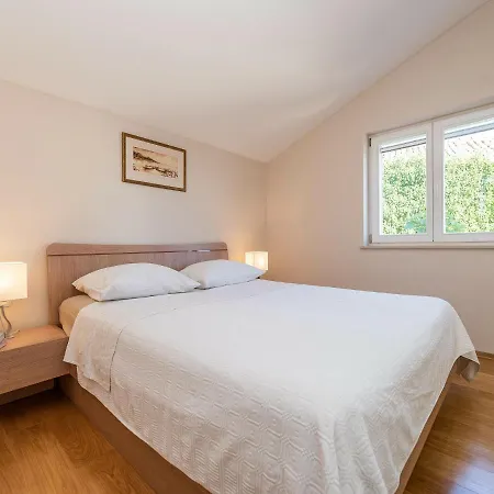 Cozy In Petrcane With Private Terrace Vakantiehuis